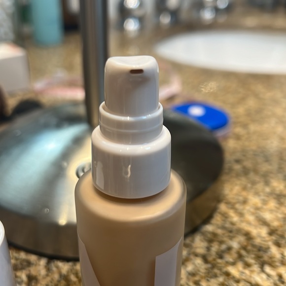 Morphe 13n light form extended hydration foundation. Swatched - Picture 2 of 6